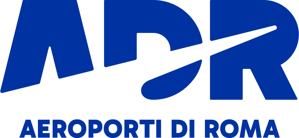 Logo for Aeroporto di Roma (Roma flyplass) med store blå bokstaver og en strek som går gjennom bokstavene.