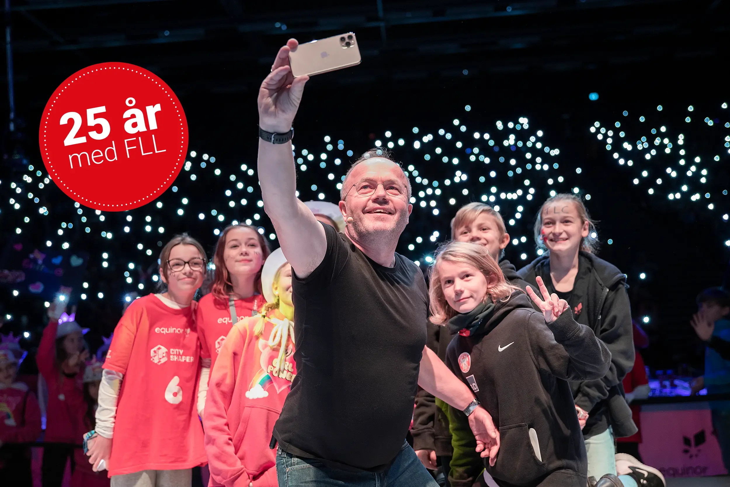Per-Arild Konradsen tar selfie på scenen sammen med FIRST LEGO League deltagere.