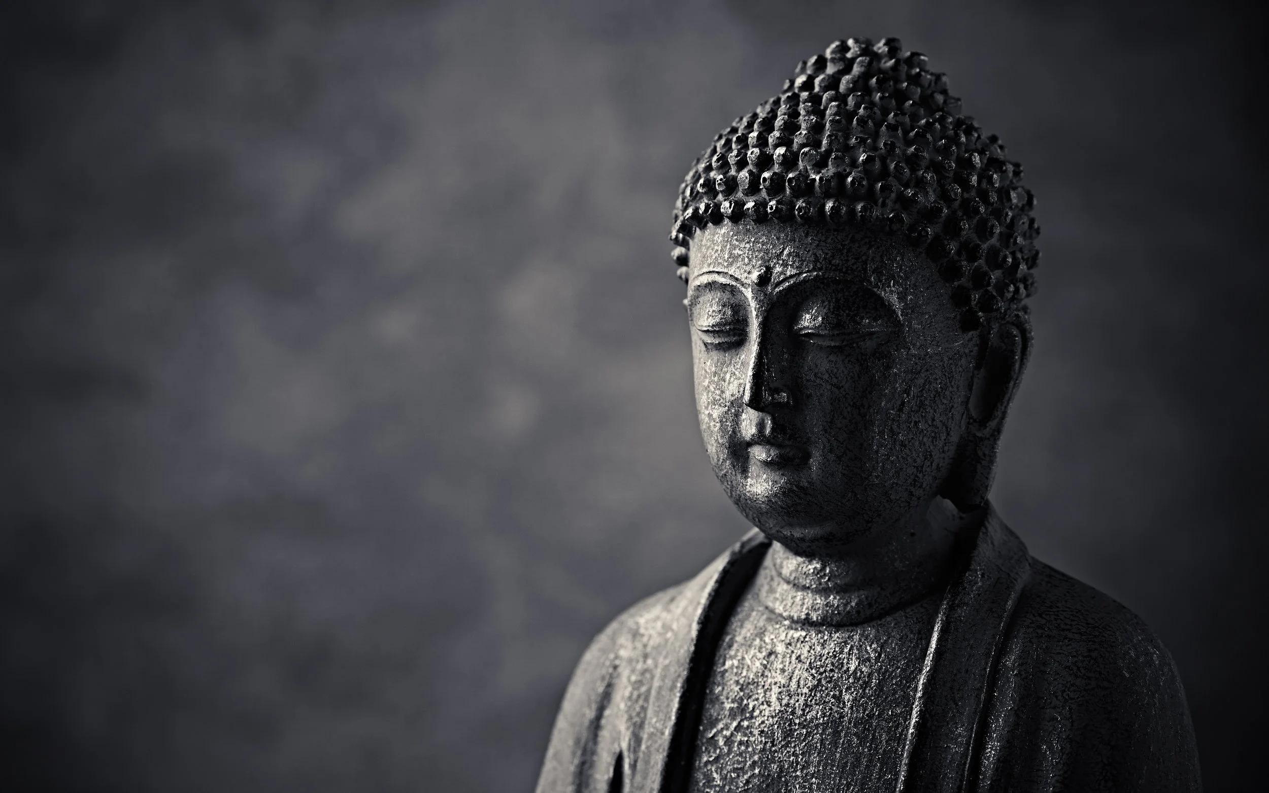 A contemplative Buddah statue.