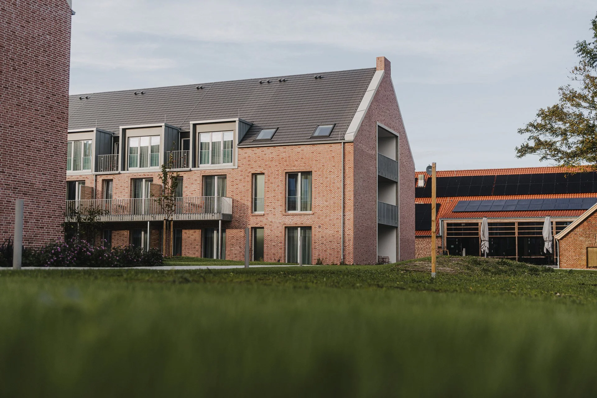 Hotelanlage mit Grünfläche