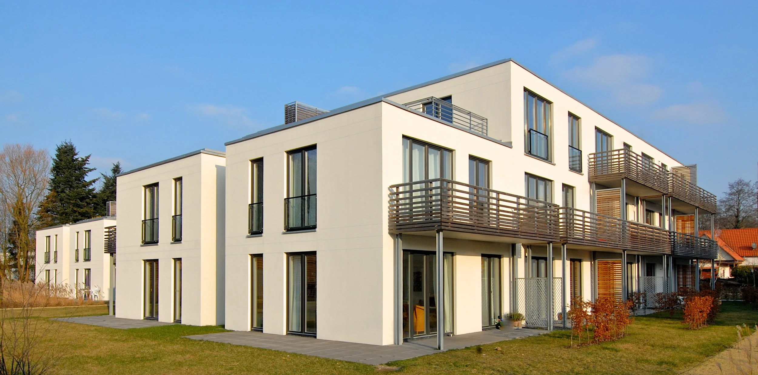 Apartmentgebäude mit Garten und Balkon