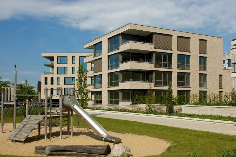 Wohn- und Geschäftshaus mit Spielplatz