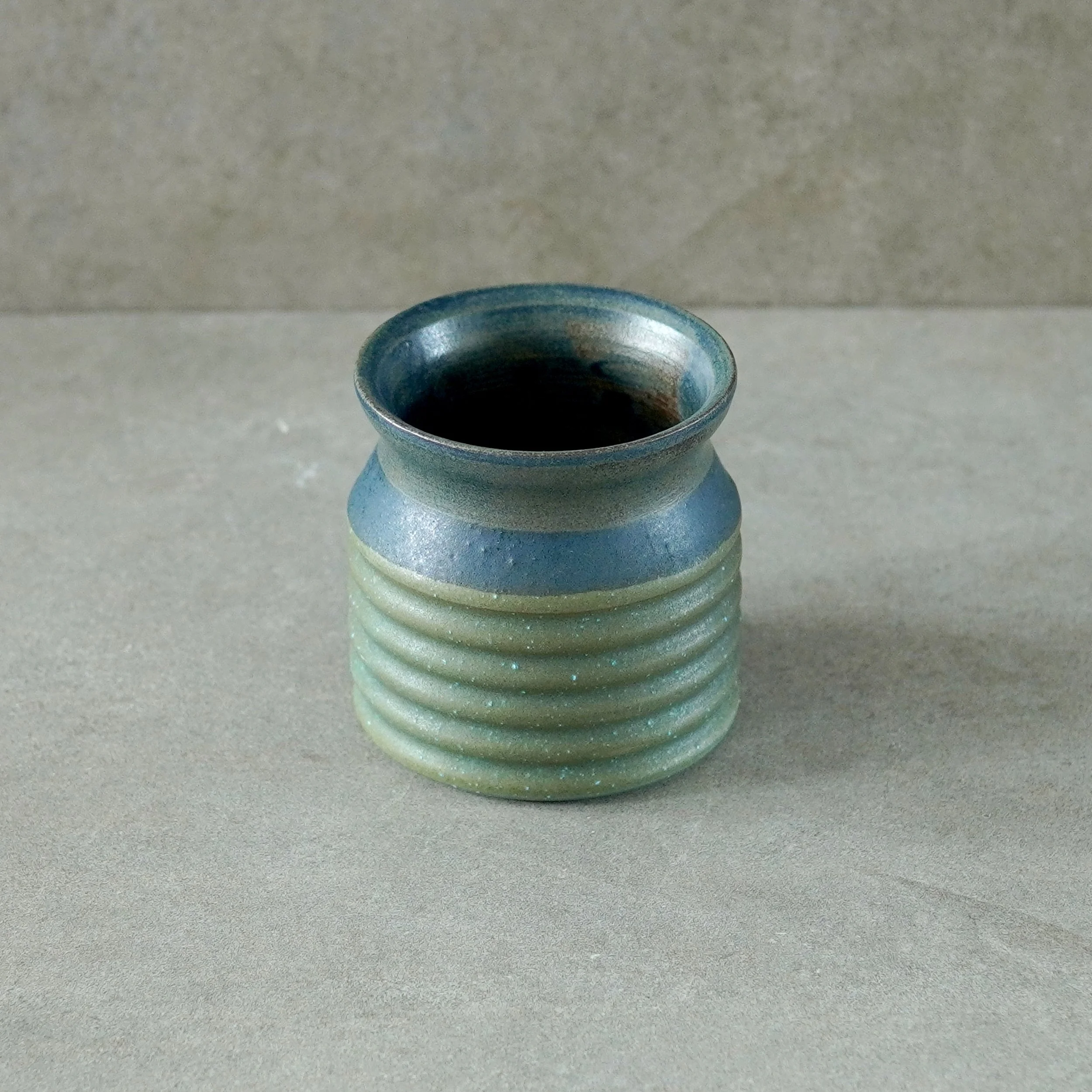 Two tone ocean blue Brush holder