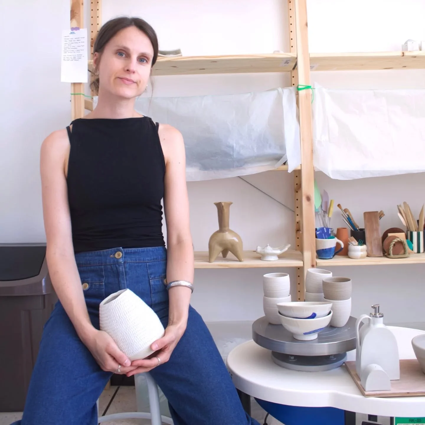 Thank you so much, Louise @louisefmgl , for visiting me in my atelier and documenting the clay throwing steps. It seems that I'm ready to explain the detailed steps in French while throwing on the wheel without feeling overwhelmed. 

This scolastic y