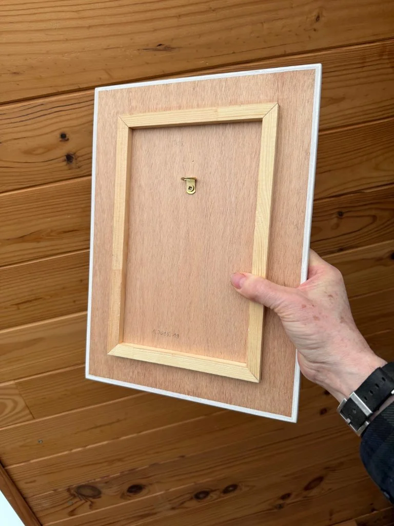 Détail du cadre verso.
Chaque tableau est prêt à être accroché.