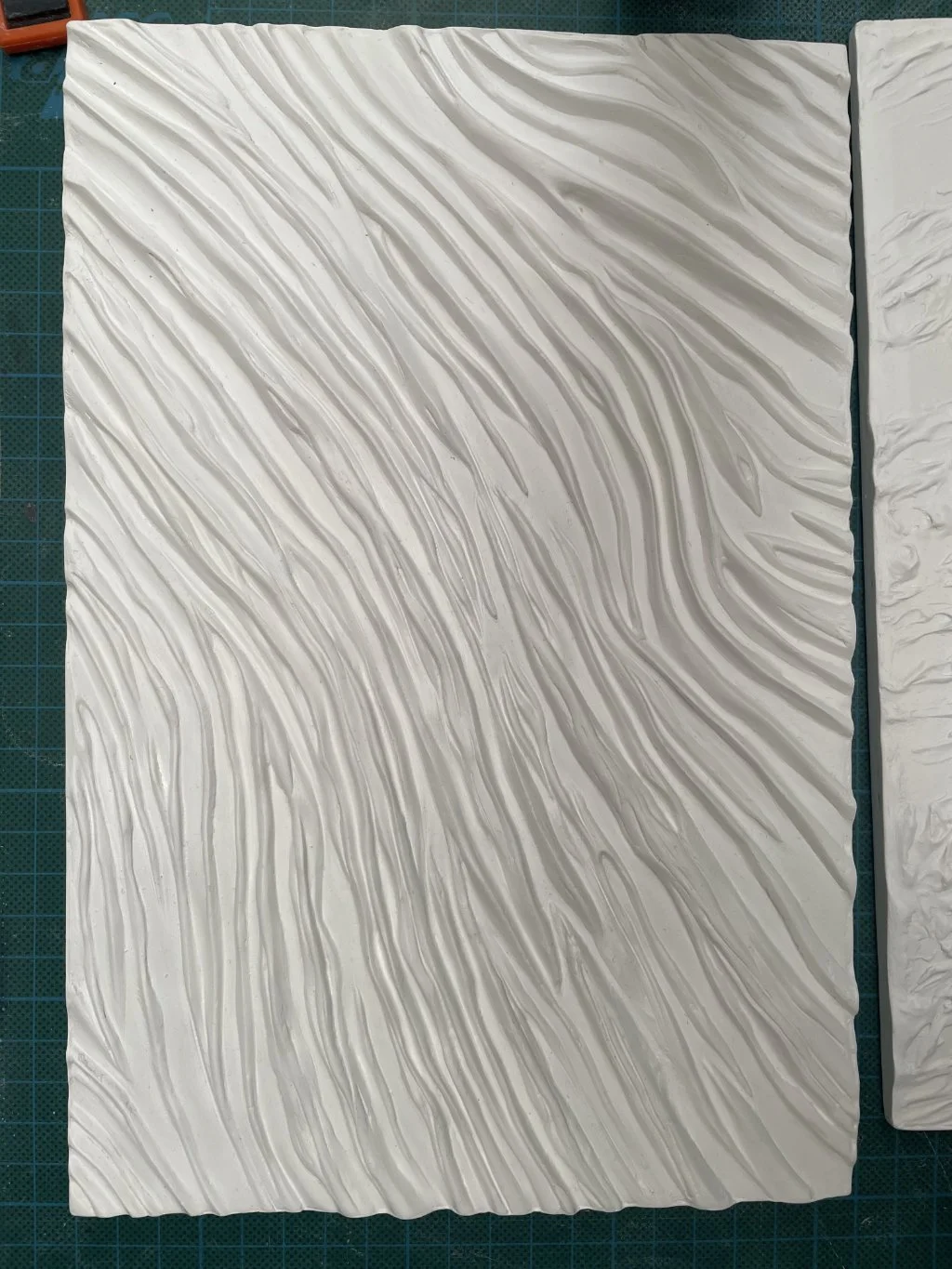 Sortie du moule. 
Plâtre avant peinture.