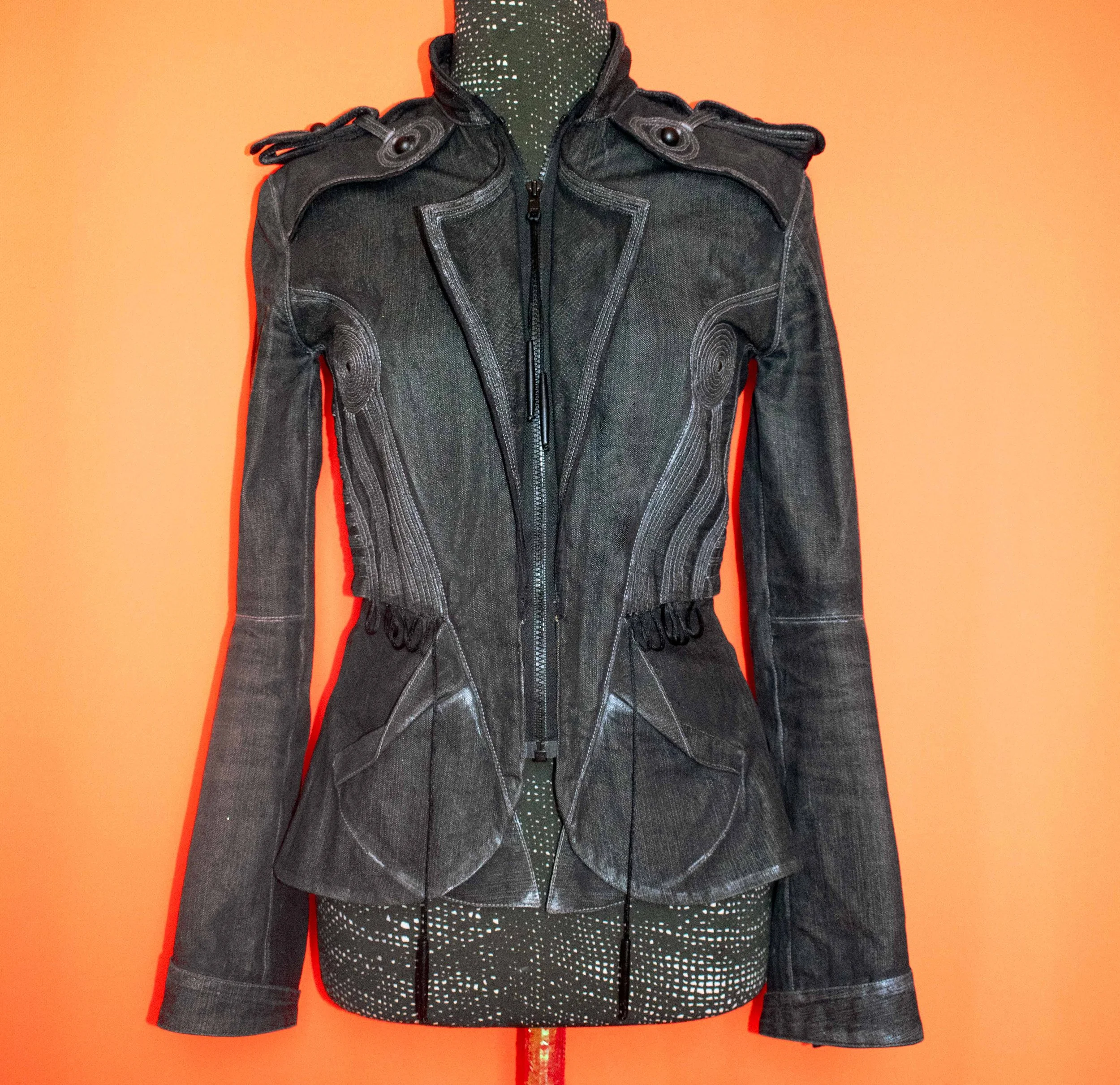 Nawal Mrabet paris styliste modéliste costumière, patronage, CLO3D pattern drafting, fashion, costume designer, streetwear sportswear, athleisure, performance wear, fitness apparel, stage wear.
Prototype creation, hand sewing, modéliste couturière pa