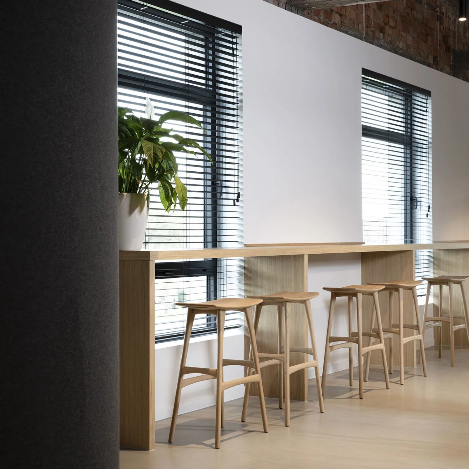 ethnicraft_1053034_Oak_Osso_Bar_stool_WEB.jpg