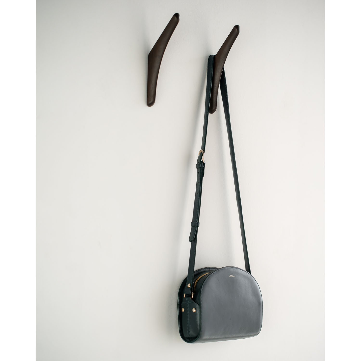 29775_Darkbrown_PI_wall_hanger_mahogany_1_WEB.jpg