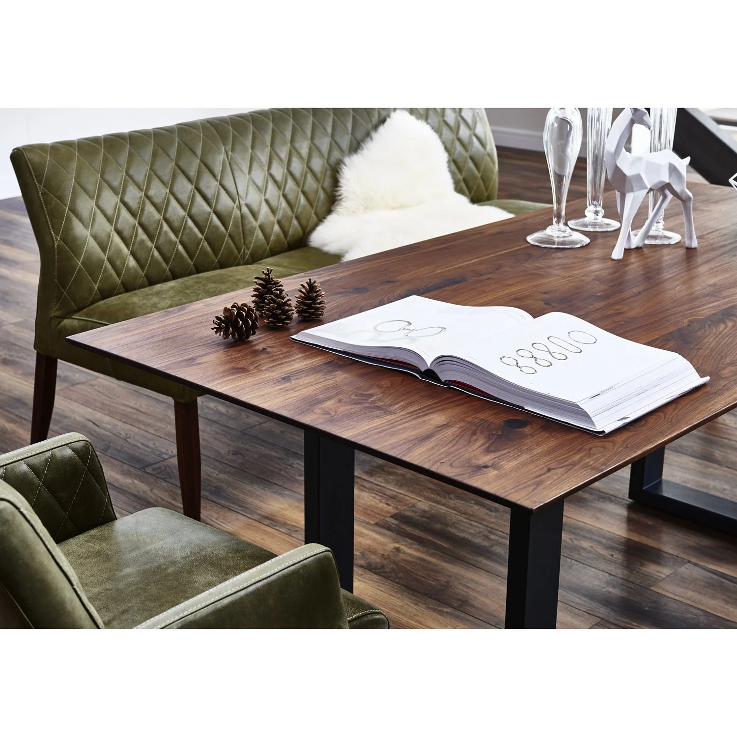Nouvion-Gruppe-113-Tisch-Nussbaum-D2-Seatle-Bank-Stuhl-03.jpg