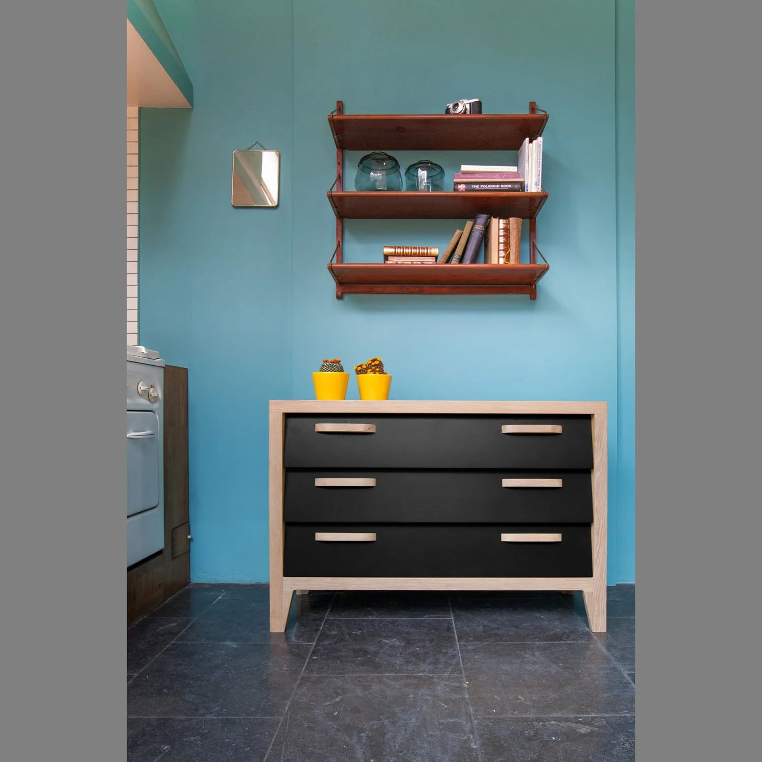 1045033-Ethnicraft-Eiche-Kommode-60's-3-Schubladen-Black-100x40x75_02.jpg