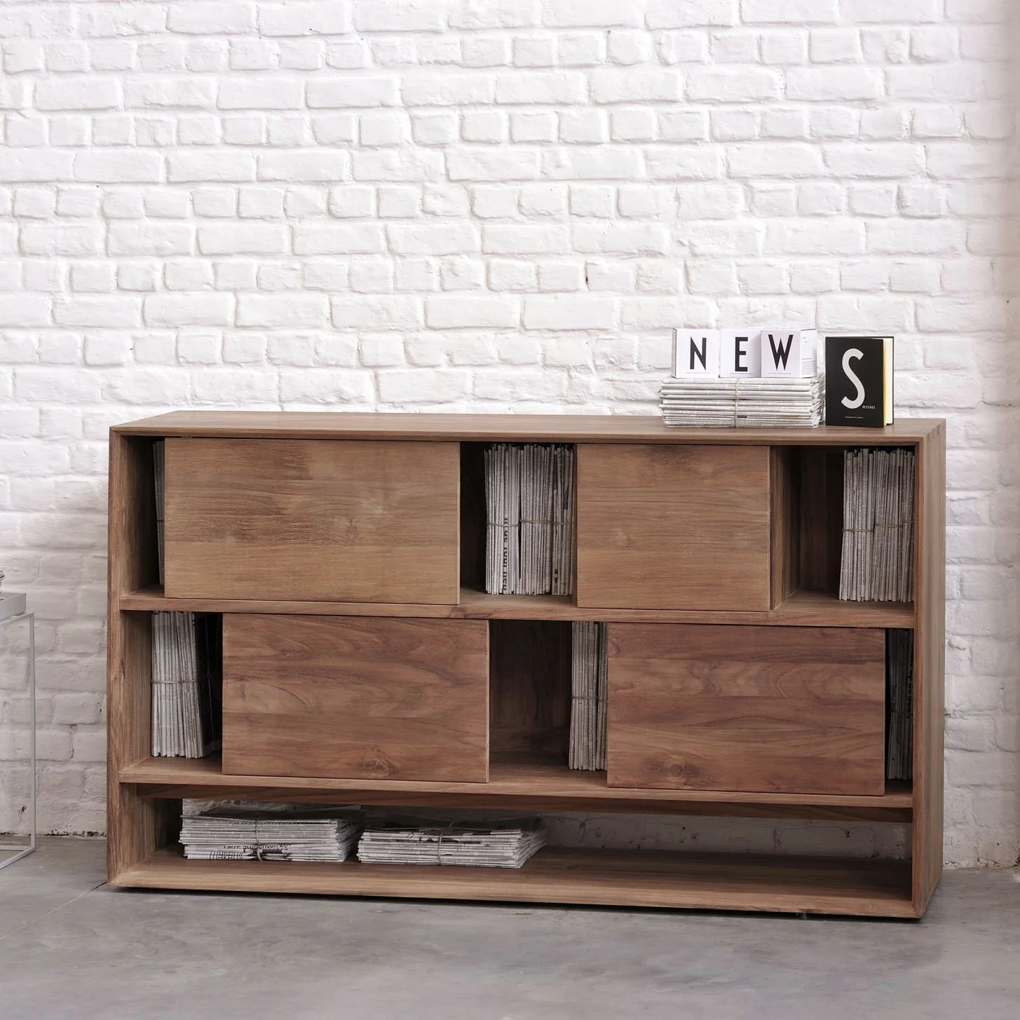 1011443-Ethnicraft-Teak-Regal-Nordic-4-Schiebetüren-160x46x92_02.jpg