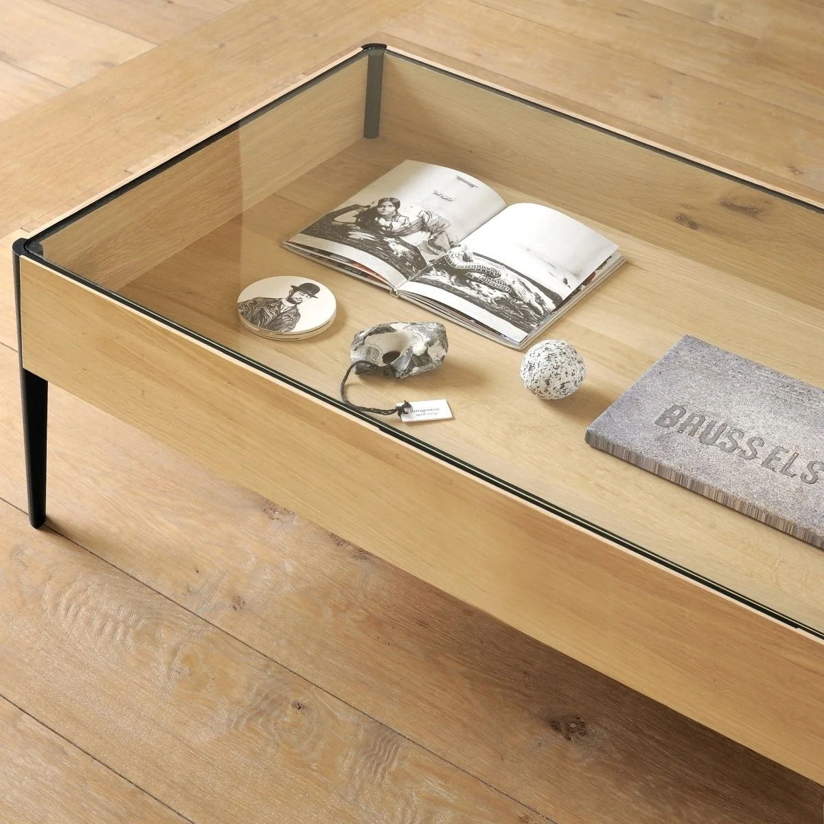 51427-Ethnicraft-Eiche-Window-Couchtisch (2).jpg