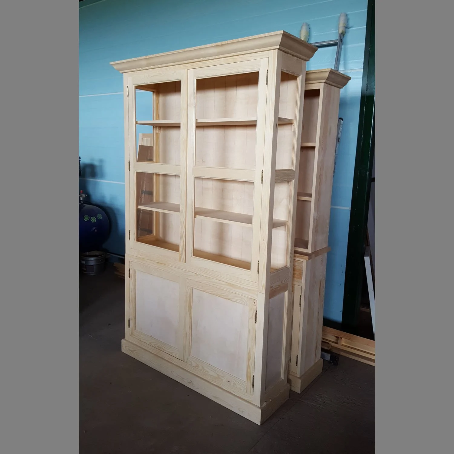2017-Vitrinenschrank-Blue-05.jpg