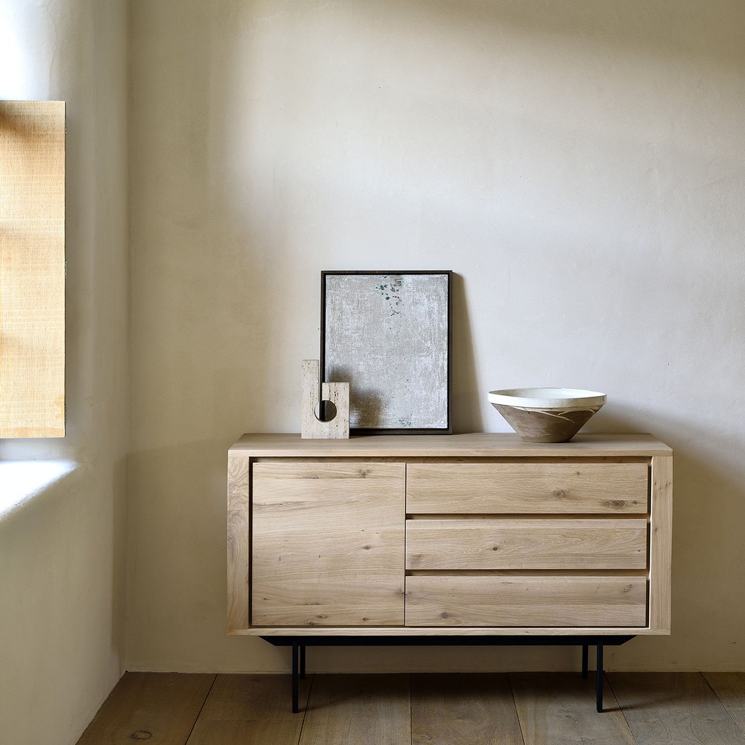 51388-Oak-Shadow-sideboard-1-door-3-drawers-metal-legs_det-04.jpg