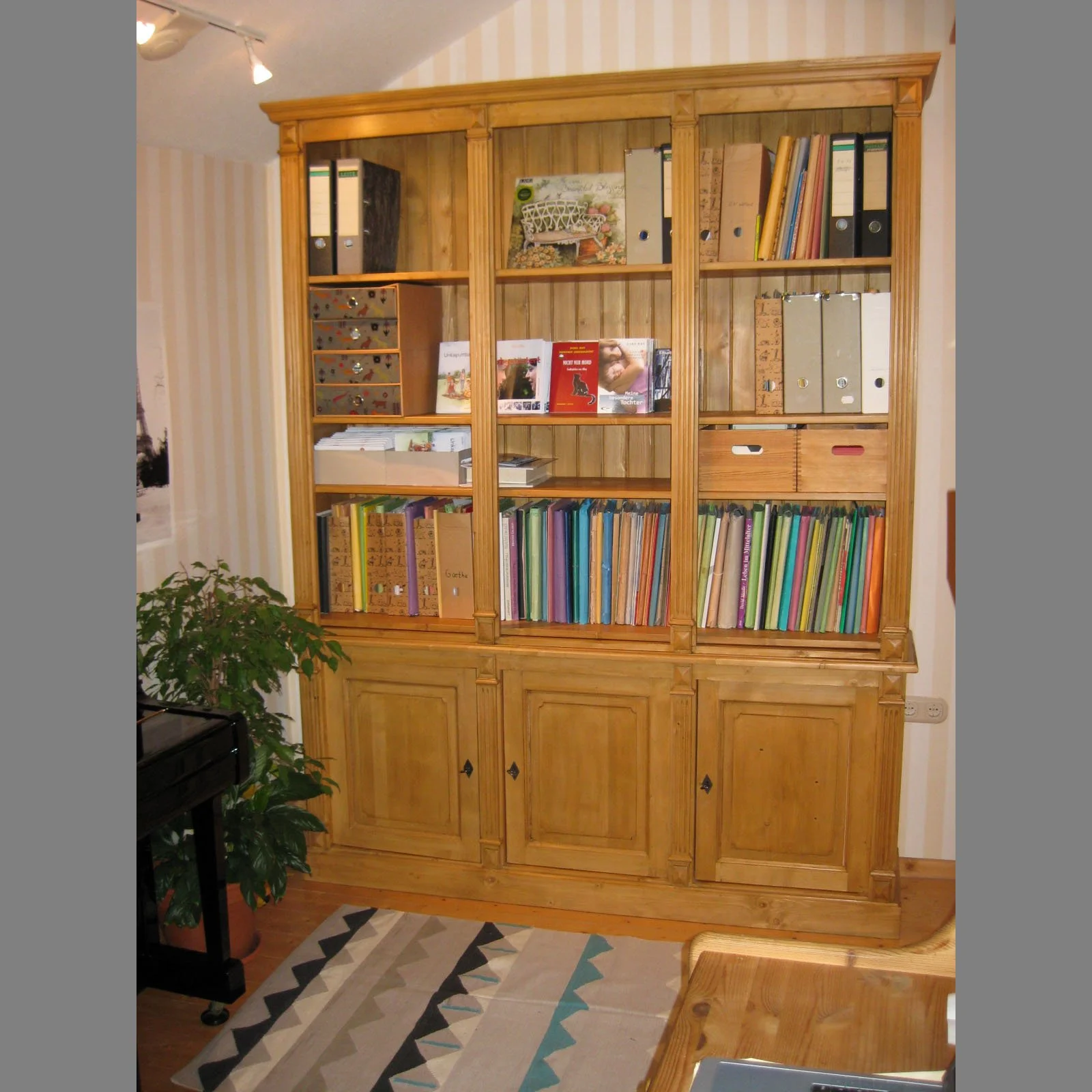 Durieux-Bücherschrank-kirsche-gebeizt.jpg