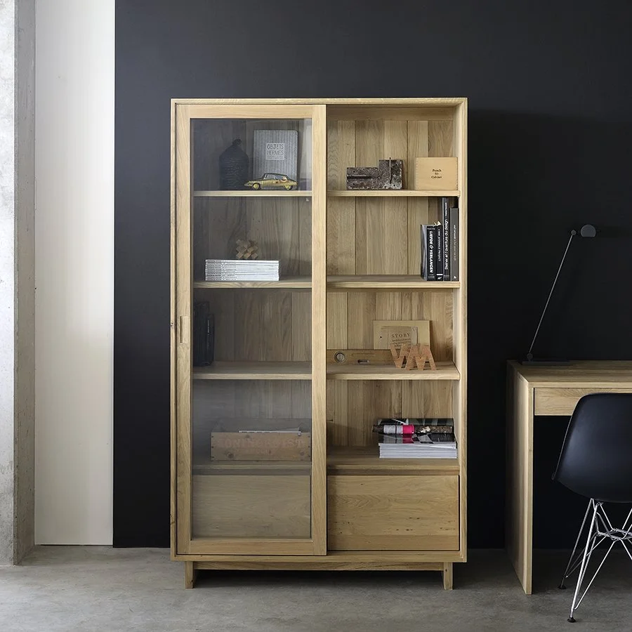 1051455-Ethnicraft-Eiche-Regal-Bücherregal-Wave-2-Schiebetüren-2-Schubladen-110x46x183_02.jpg