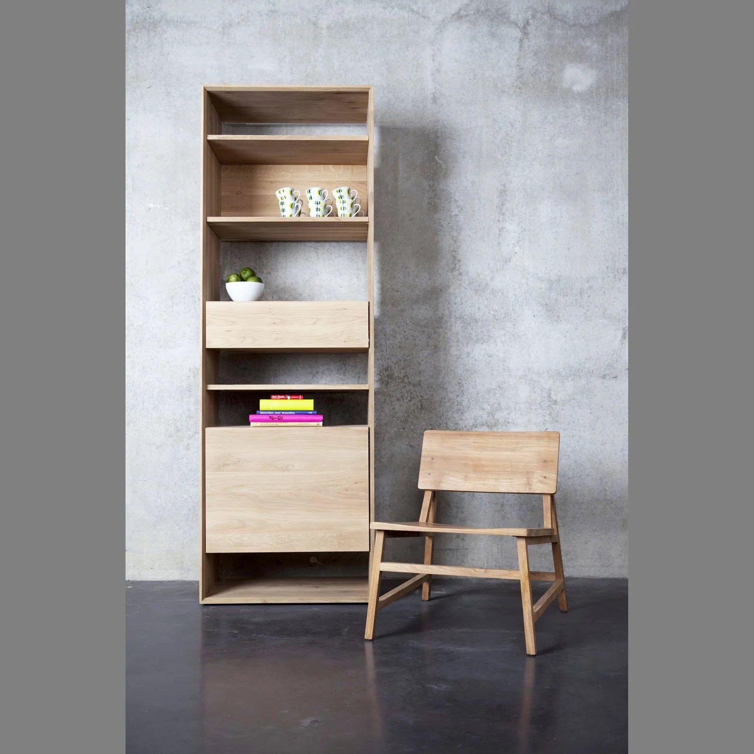 1051442-Ethnicraft-Eiche-Regal-Bücherregal-Nordic-1-Tür-1-Schublade-70x46x211_01.jpg