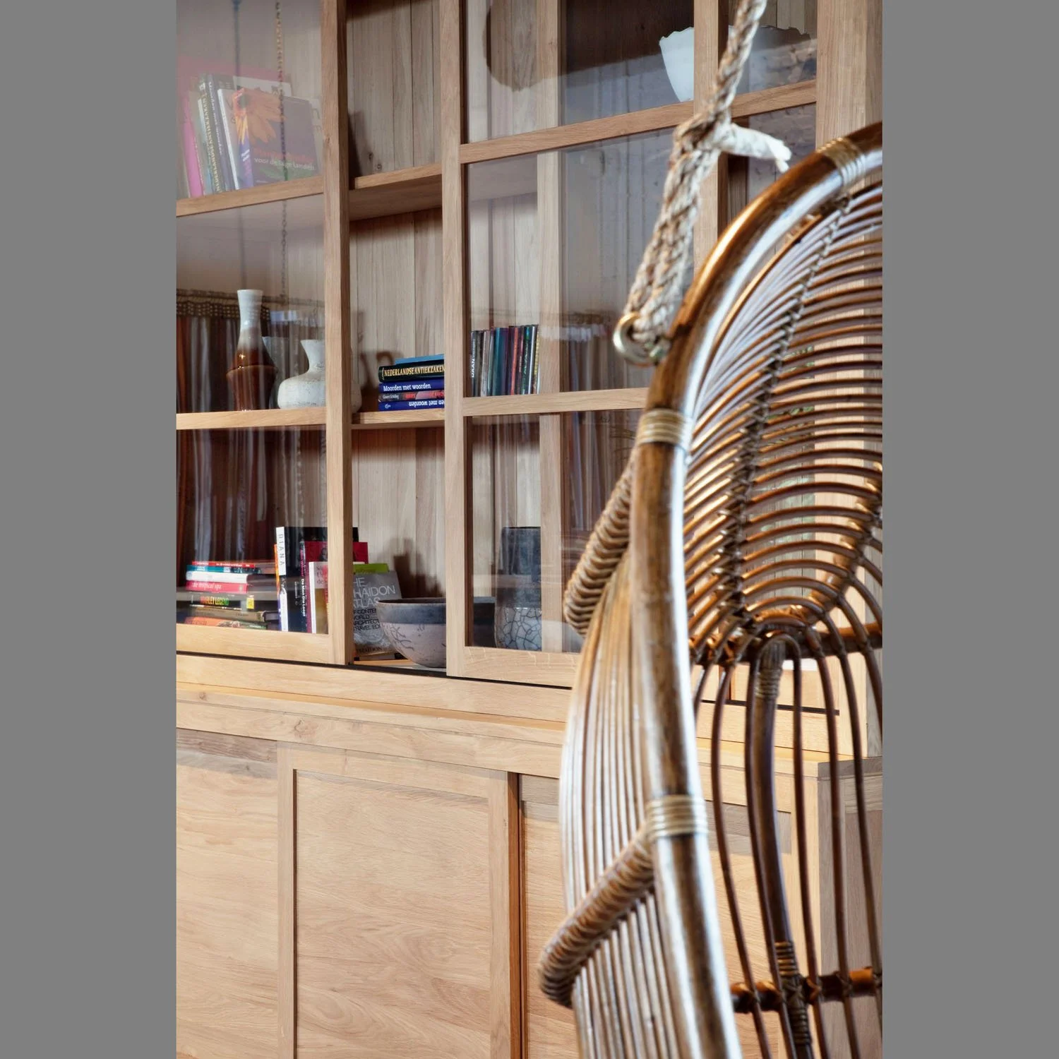 1051165-Ethnicraft-Eiche-Schrank-Sideboard-mit-Aufsatz-3-Glasschiebetüren-250x38x140_03.jpg