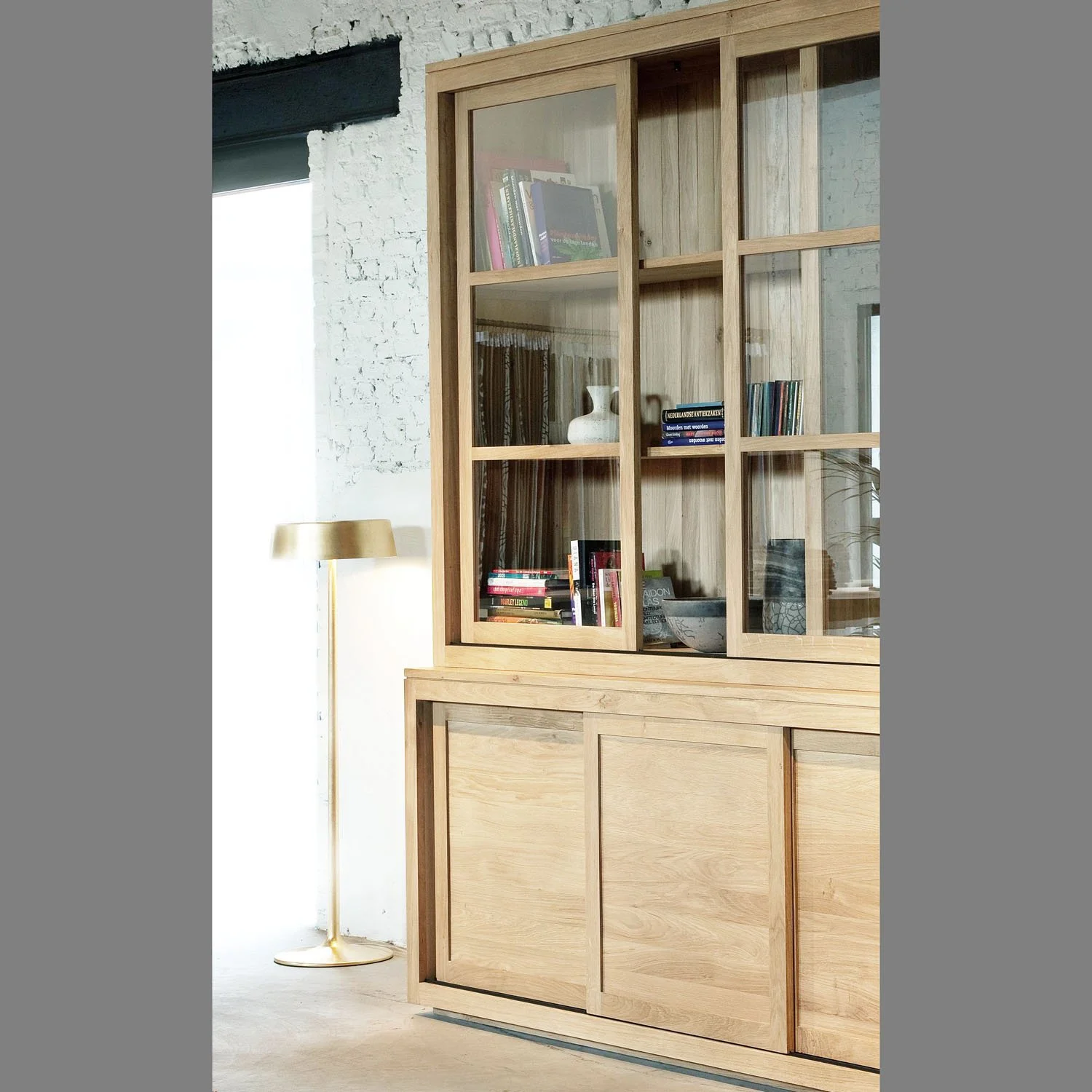 1051163-Ethnicraft-Eiche-Schrank-Sideboard-mit-Aufsatz-3-Glasschiebetüren-200x38x140_02.jpg