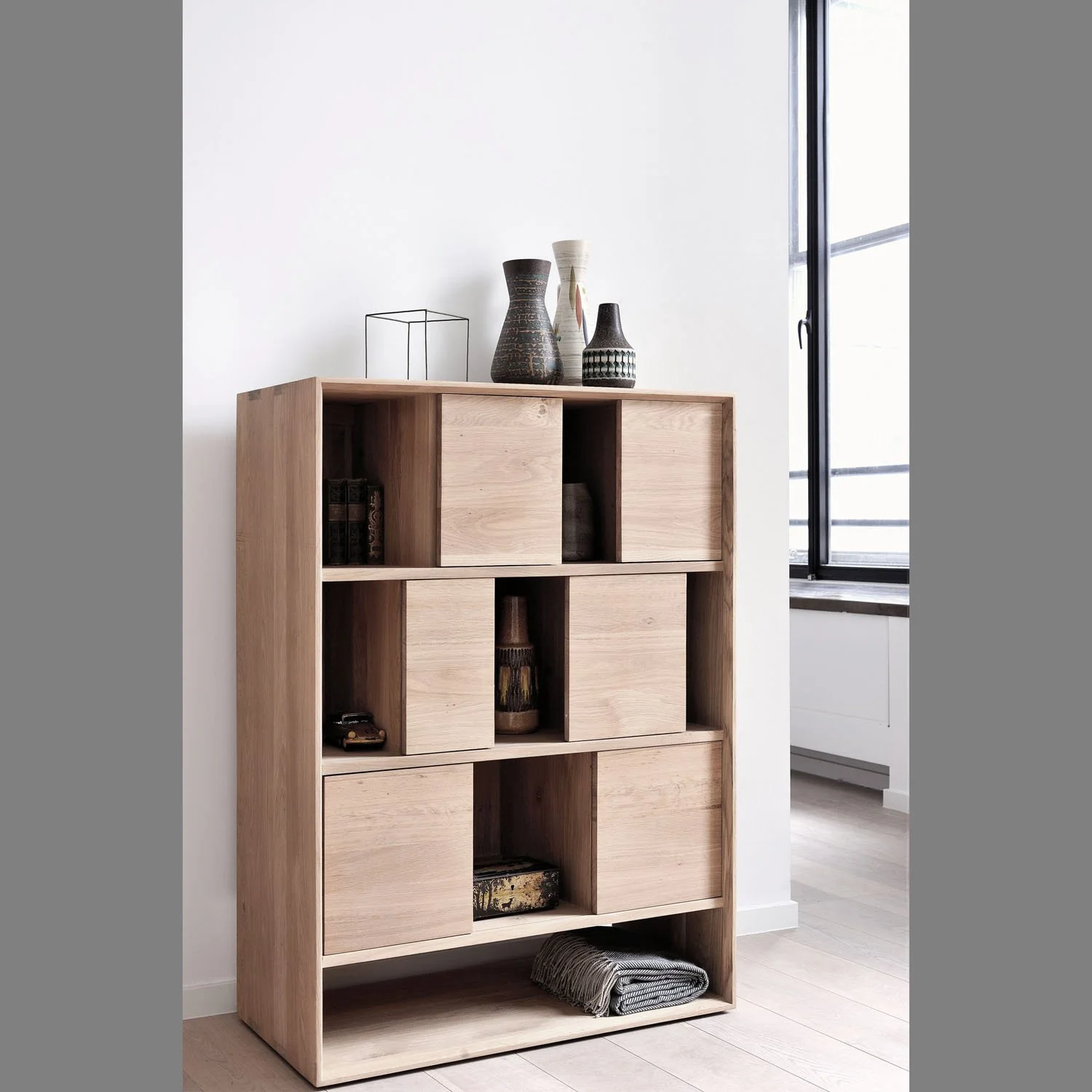 1051448-Ethnicraft-Eiche-Regal-Nordic-6-Schiebetüren-90x46x126_01.jpg