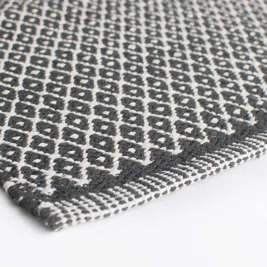 Aspegren-rug-rhombe-darkgray-closeup-3322-3323-3327-web4.jpg