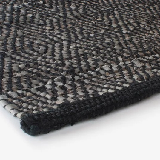 Aspegren-rug-chia-leather-lightgray-3328-closeup-web2.jpg