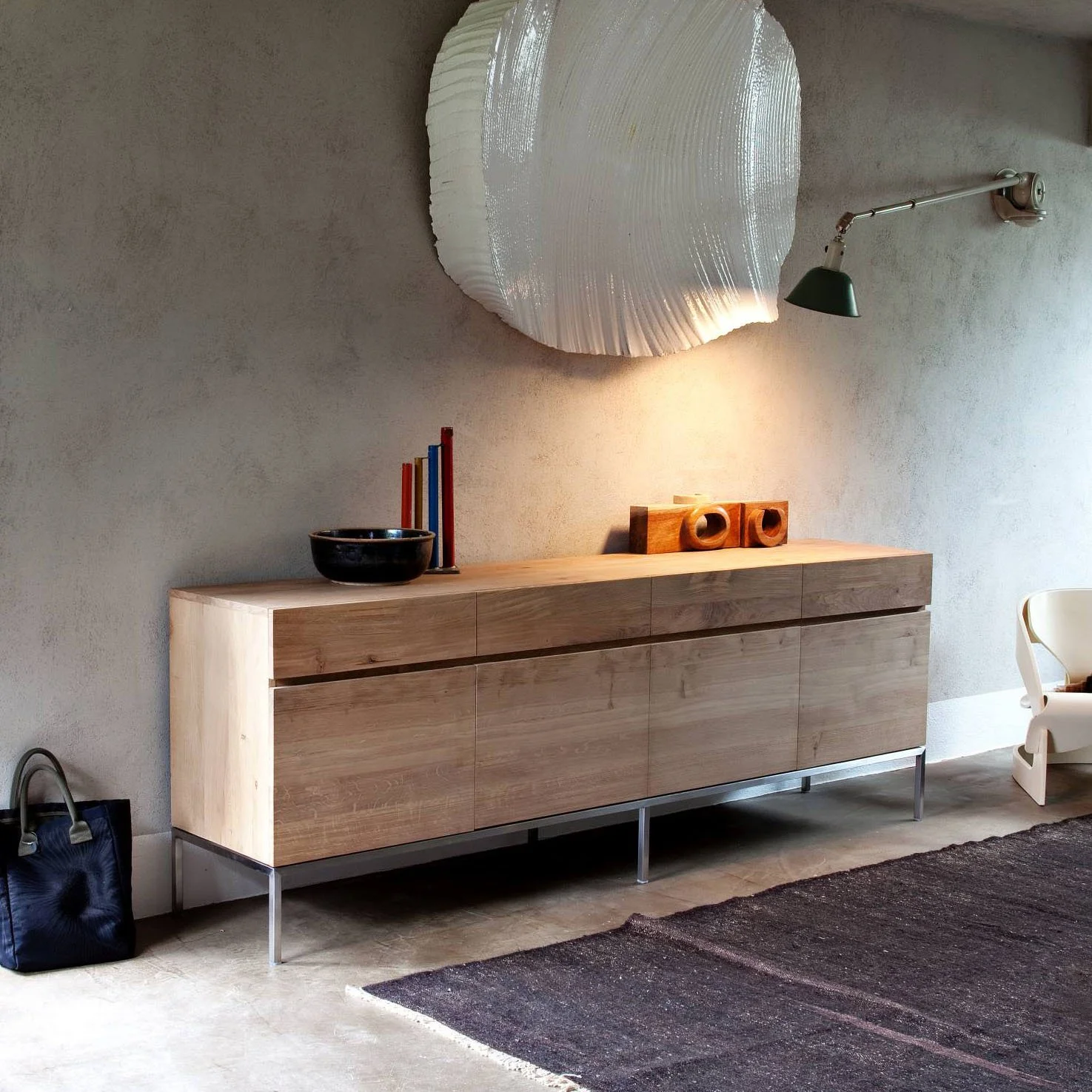 Ligna-oak-ethnicraft_1050951-Ethnicraft-Eiche-Sideboard-Ligna-4-Türen-4-Schubladen-220x45x78_01.jpg