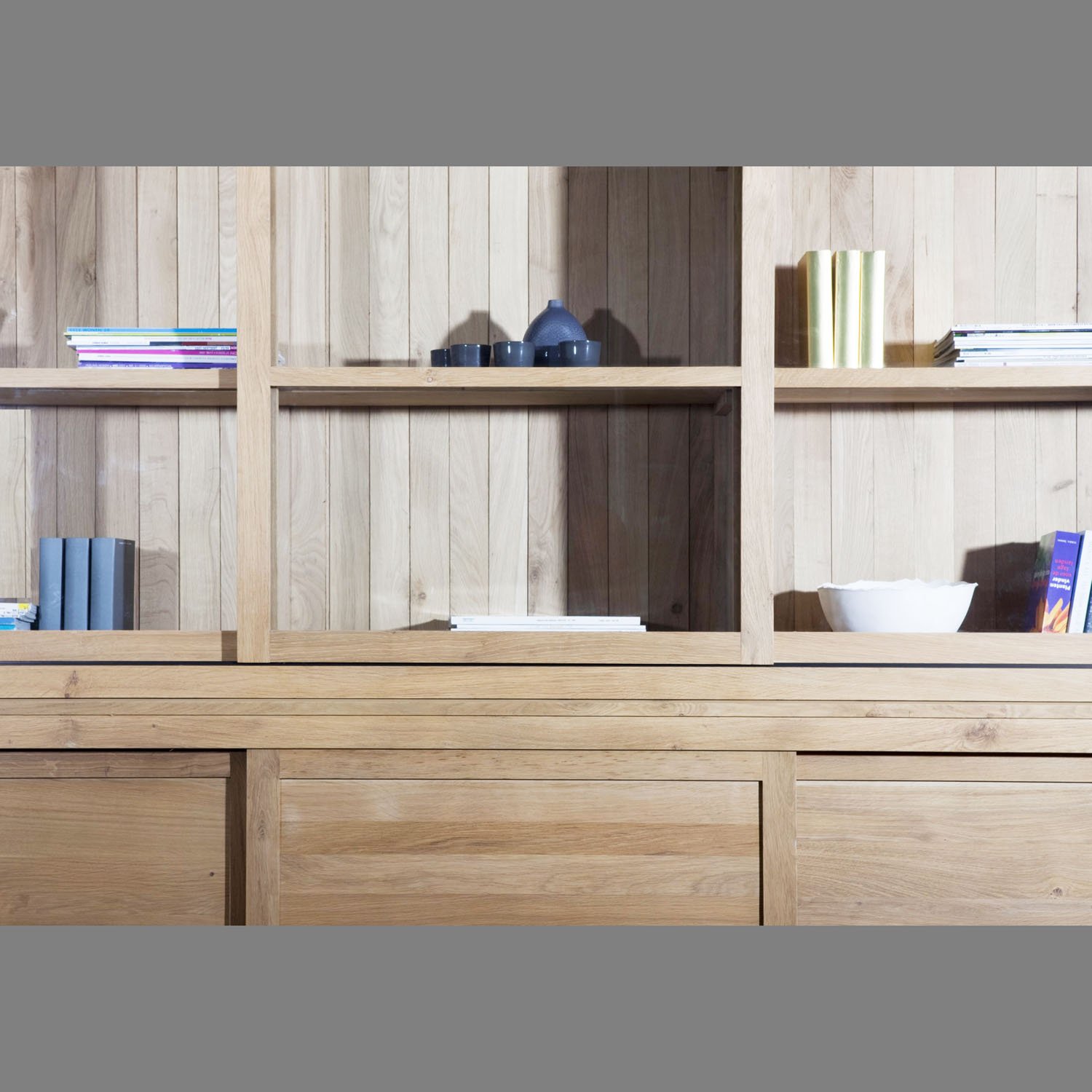 1051165-Ethnicraft-Eiche-Schrank-Sideboard-mit-Aufsatz-3-Glasschiebetüren-250x38x140_04.jpg