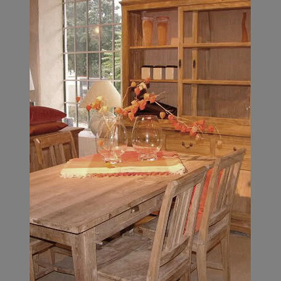 2004-Rykestr_wohnen_tisch_stuhl_schrank.jpg