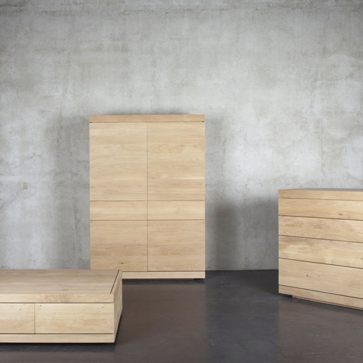 1051396-Ethnicraft-Eiche-Schrank-Burger-4-Türen-2-Schubladen-110x45x160_03.jpg