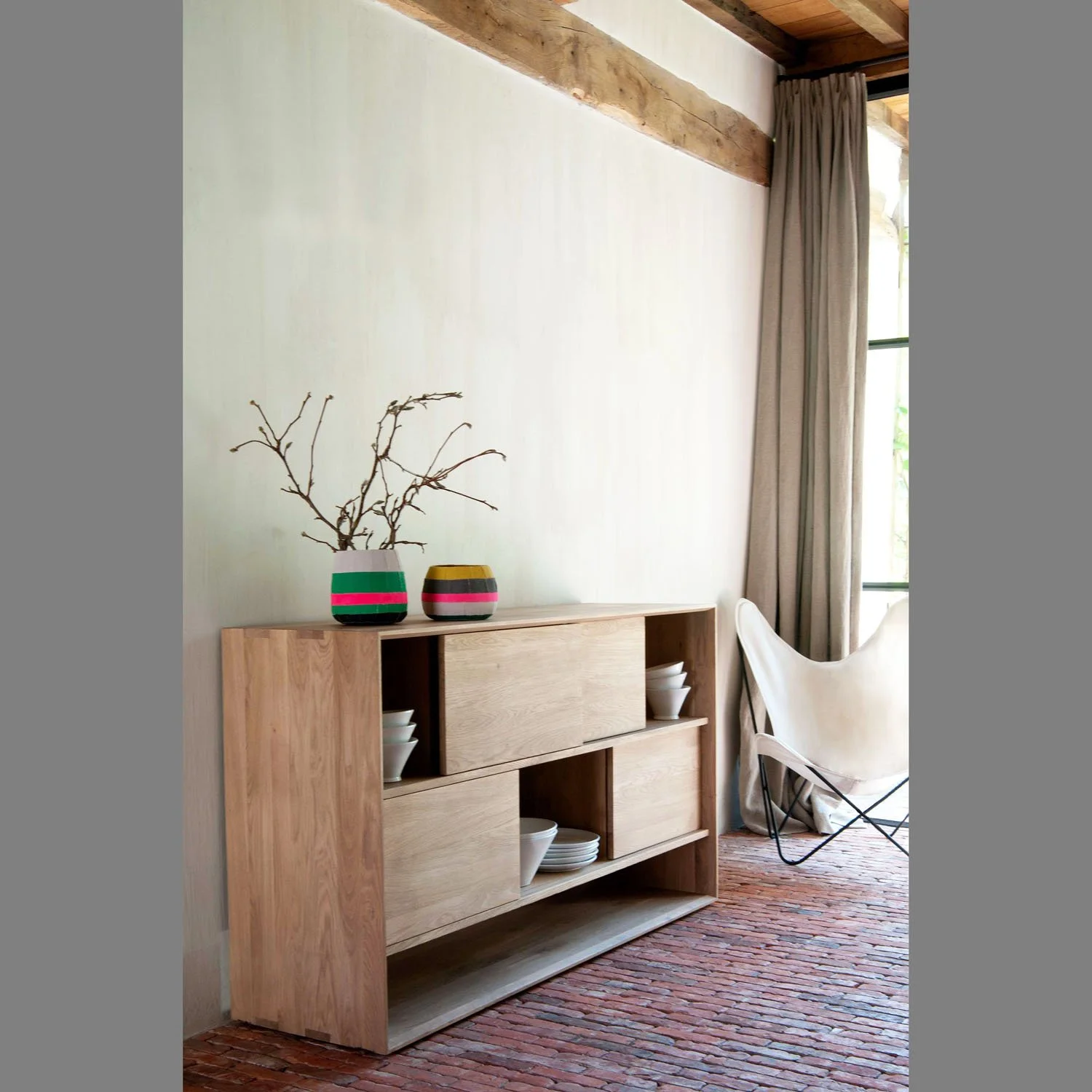1051443-Ethnicraft-Eiche-Regal-Nordic-4-Schiebetüren-160x46x92_02.jpg