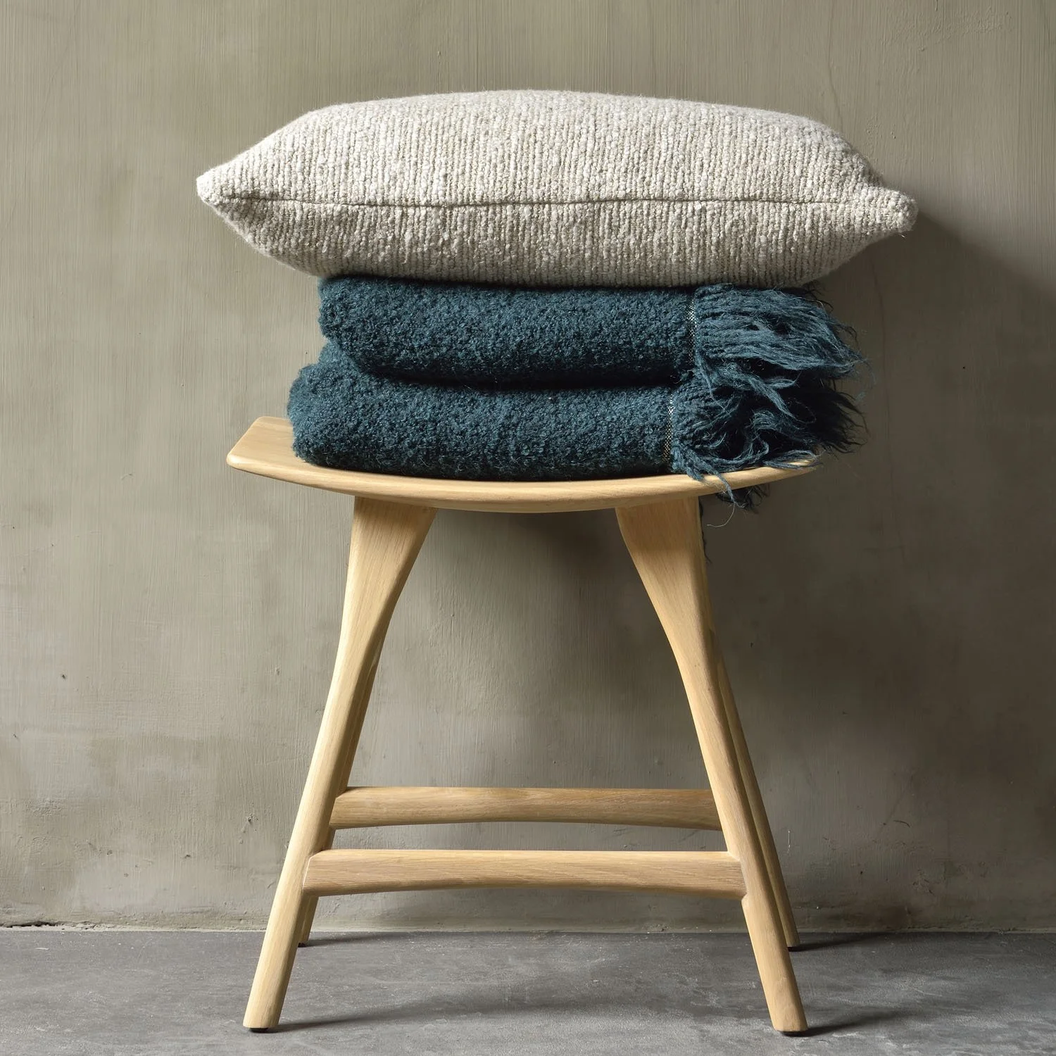 ethnicraft_1053033_Oak_Osso_stool_21072_Lago_Alpone_throw_21052__Oat_Nomad_cushion_HQ.jpg