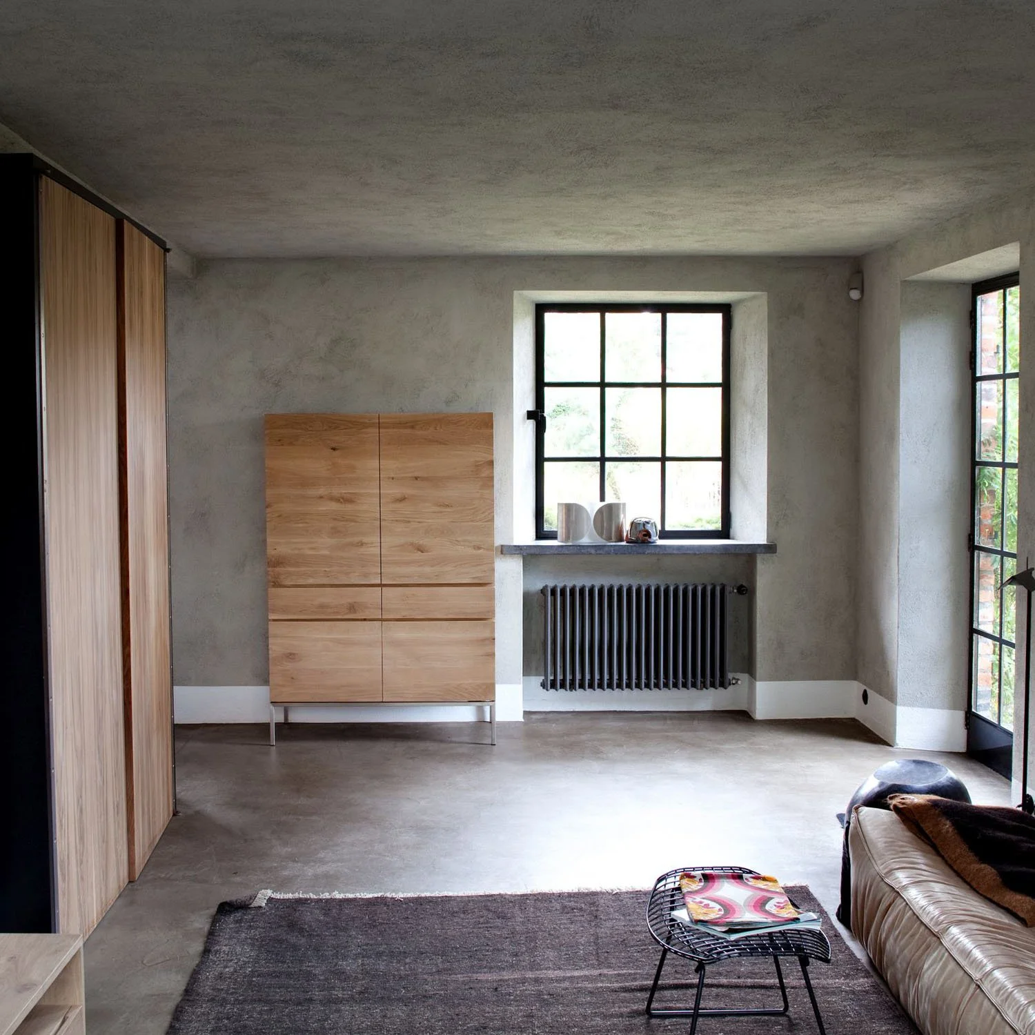 Ligna-oak-ethnicraft_1050954-Ethnicraft-Eiche-Geschirrschrank-Schrank-Ligna-4-Türen-2-Schubladen-110x50x162_01.jpg