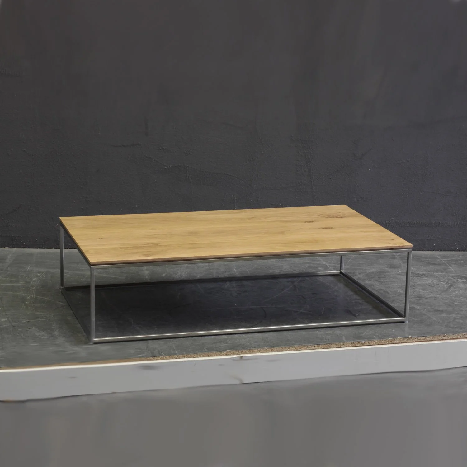 1050525-Ethnicraft-Eiche-Beistelltisch-Edelstahl-Rahmen-120x70x30_01.JPG