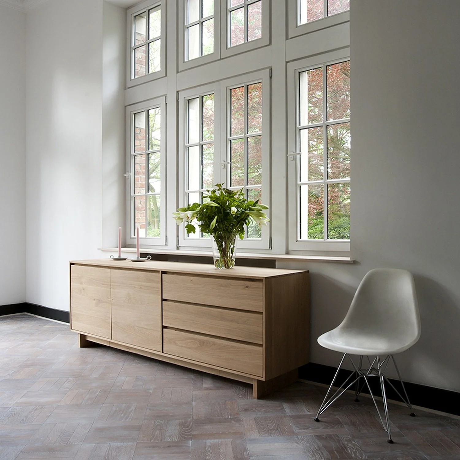 1051451-Ethnicraft-Eiche-Sideboard-Wave-2-Türen-3-Schubladen-205x46x77_02.jpg