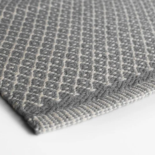 2911-Aspegren-rug-rhombe-gray-closeup-web5.jpg