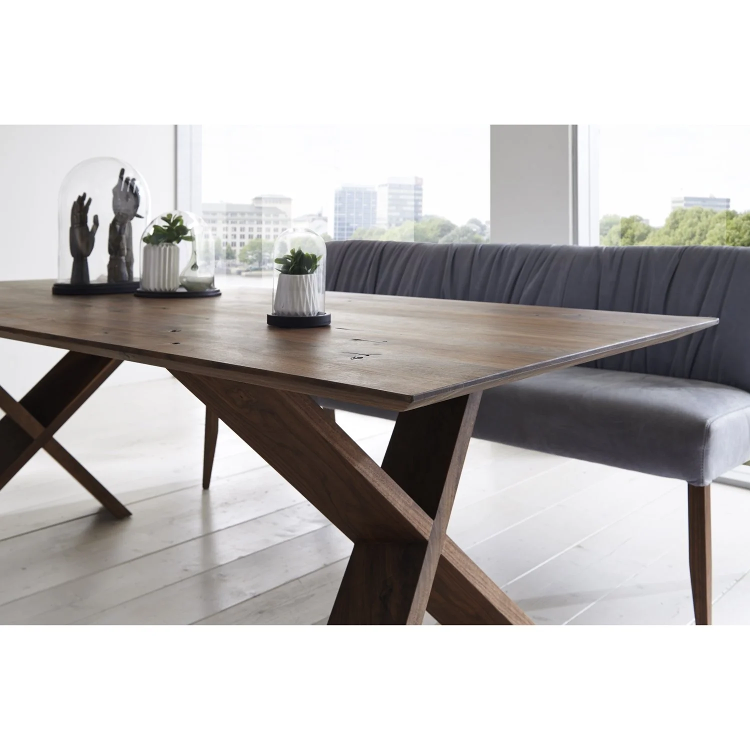 Nouvion-Gruppe-112-Tisch-Nussbaum-M-Seatle-Bank-Stuhl-02.jpg