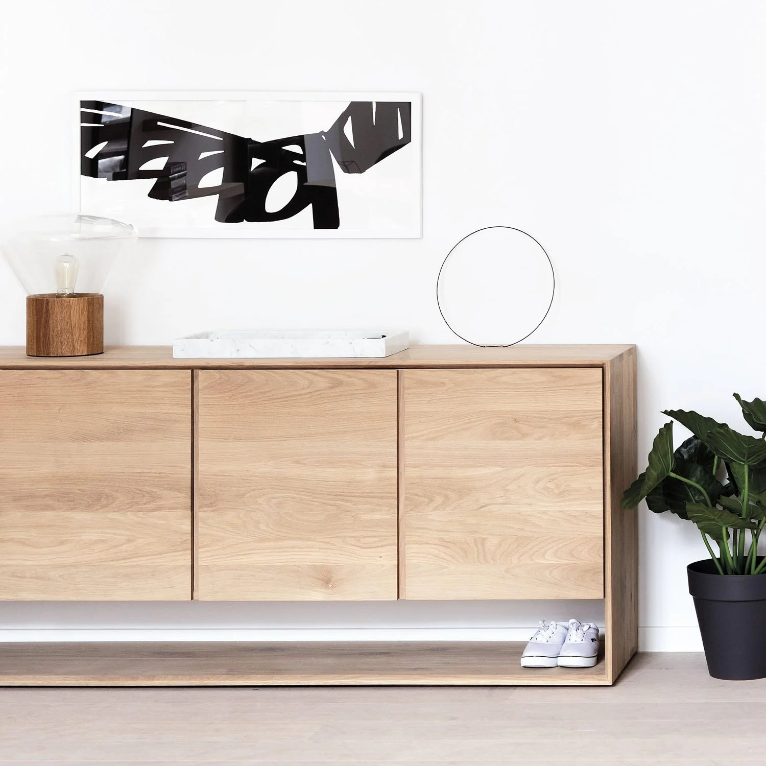 1051437-Ethnicraft-Eiche-Sideboard-Nordic-3-Türen-158,4x45x78_01.jpg