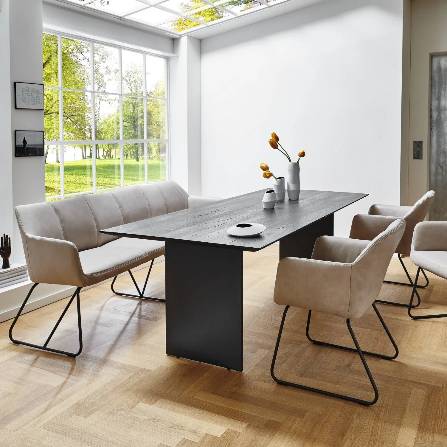 Nouvion-Gruppe-118-Tisch-Eiche-S-Pablo-Bank-Stuhl-02.jpg