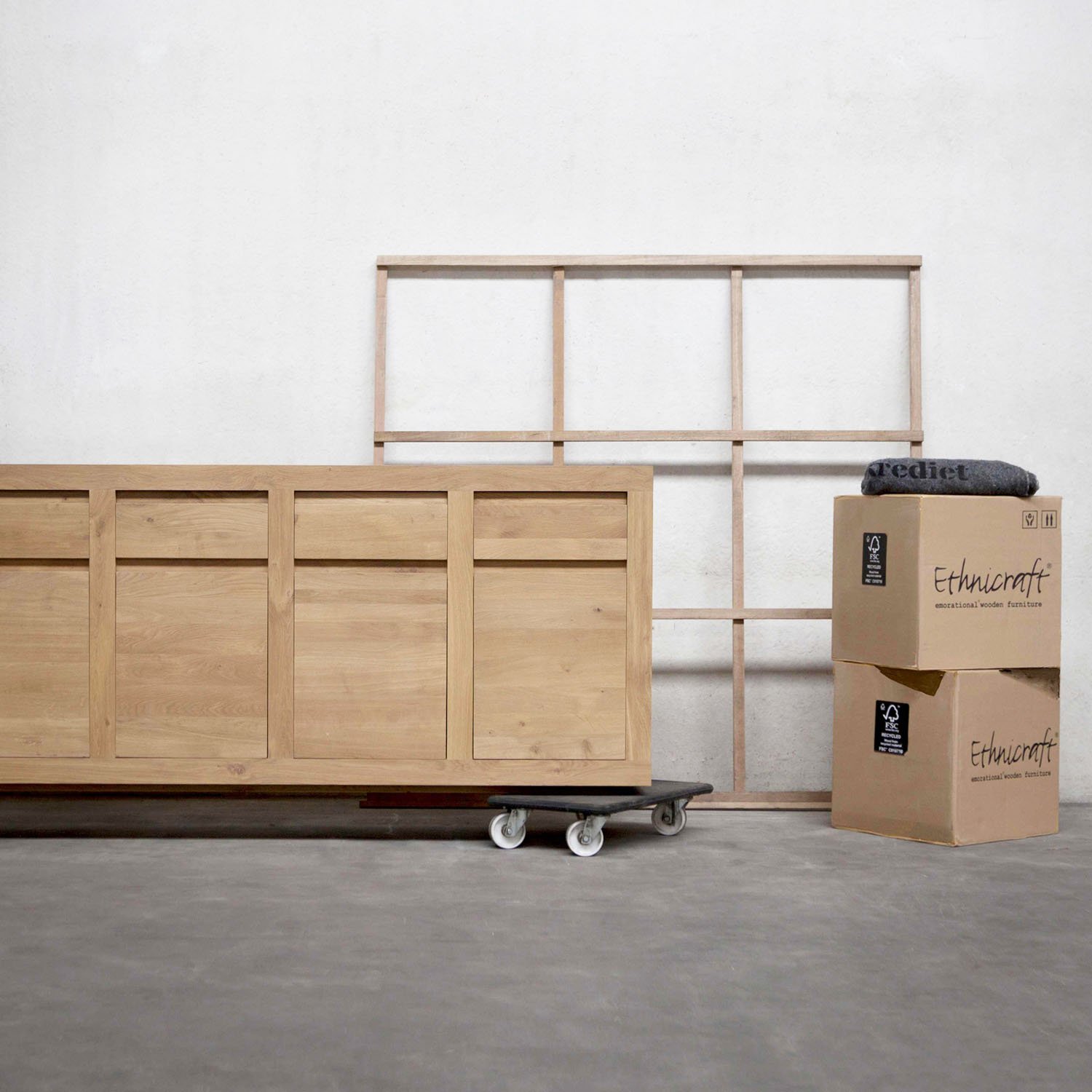1051077-Ethnicraft-Eiche-Sideboard-4-Türen-4-Schubladen-200x45x90_02.jpg