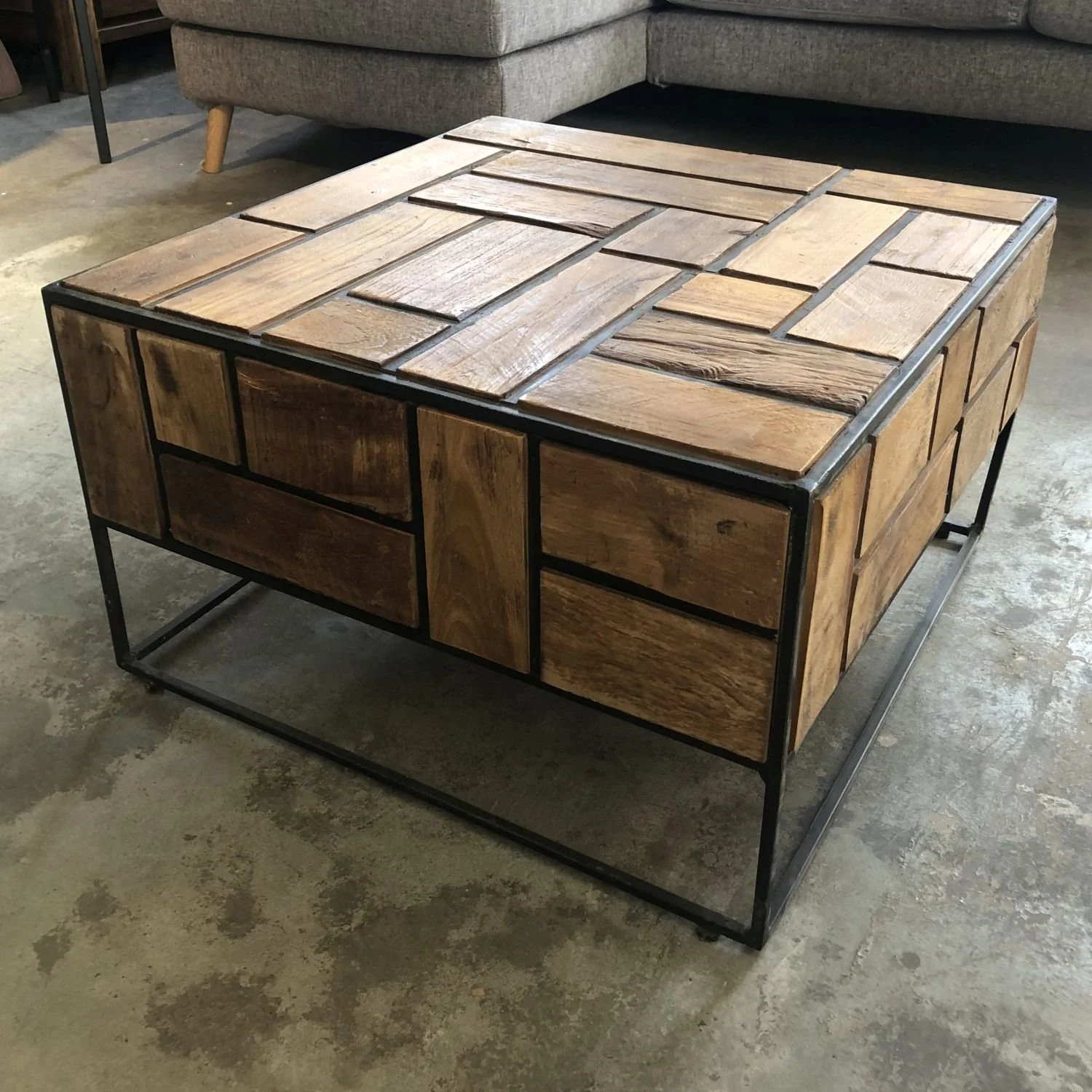 D-Bodhi_51MO770020-Couchtisch-Teak-Metall-03.jpg