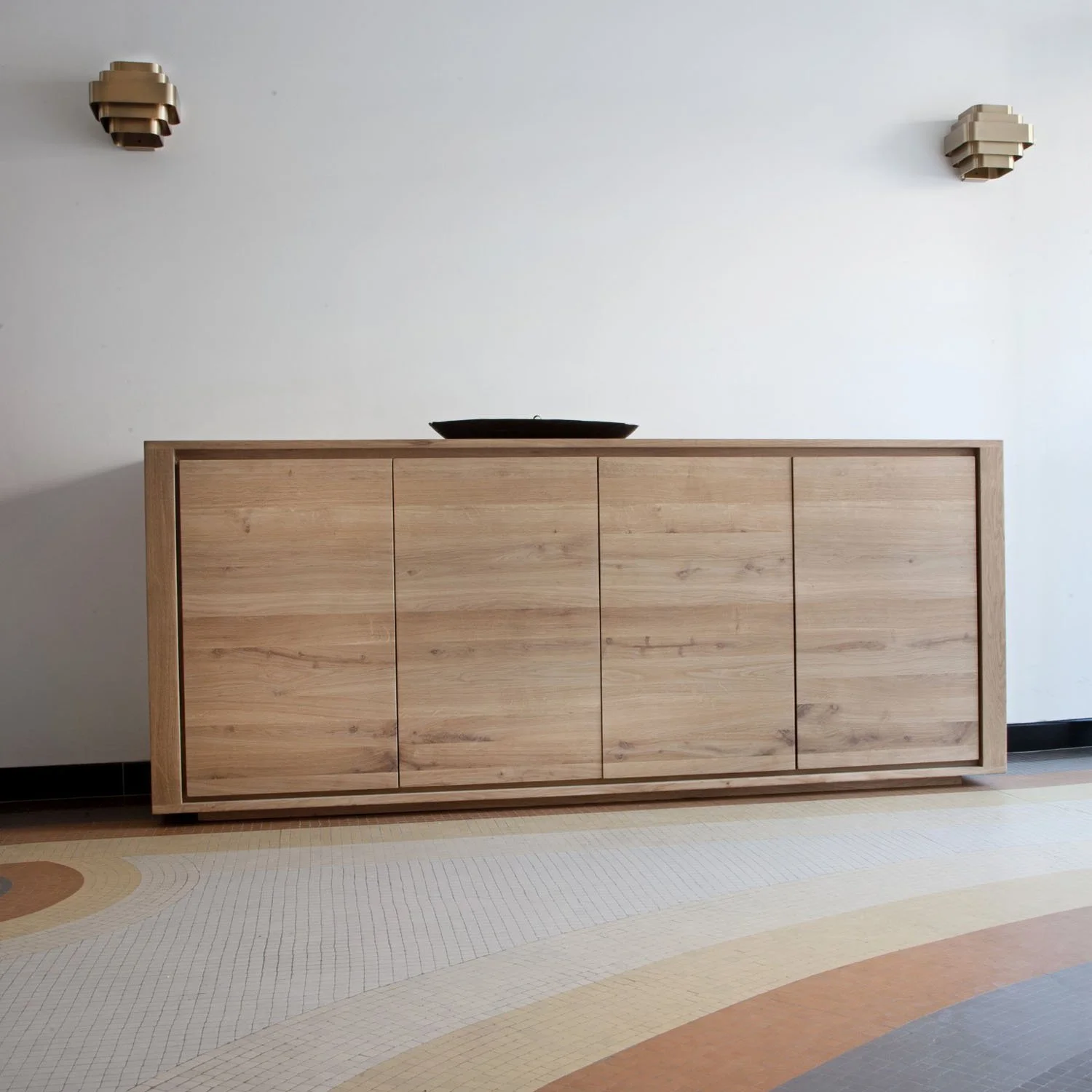 1051372-Ethnicraft-Eiche-Sideboard-Shadow-4-Türen-203x45x83,5_02.jpg