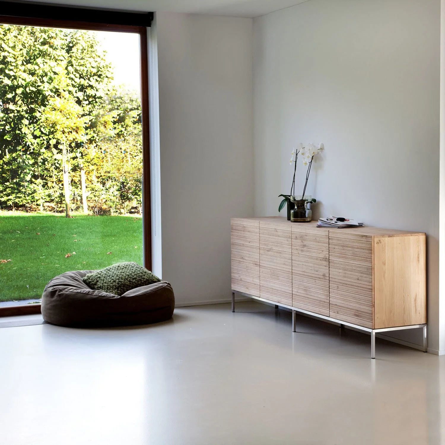 1051350-Ethnicraft-Eiche-Sideboard-Stonecut-3-Türen-165x45x76,5_01.jpg