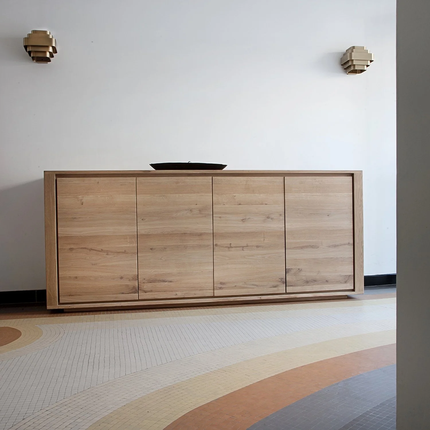 1051372-Ethnicraft-Eiche-Sideboard-Shadow-4-Türen-203x45x83,5_02.jpg