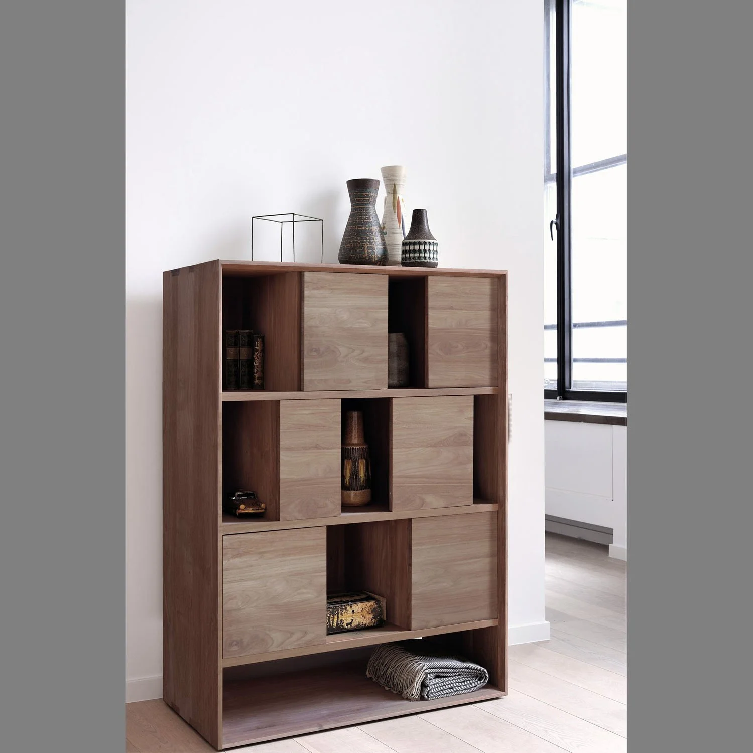 1011444-Ethnicraft-Teak-Regal-Nordic-6-Schiebetüren-90x46x126_02.jpg