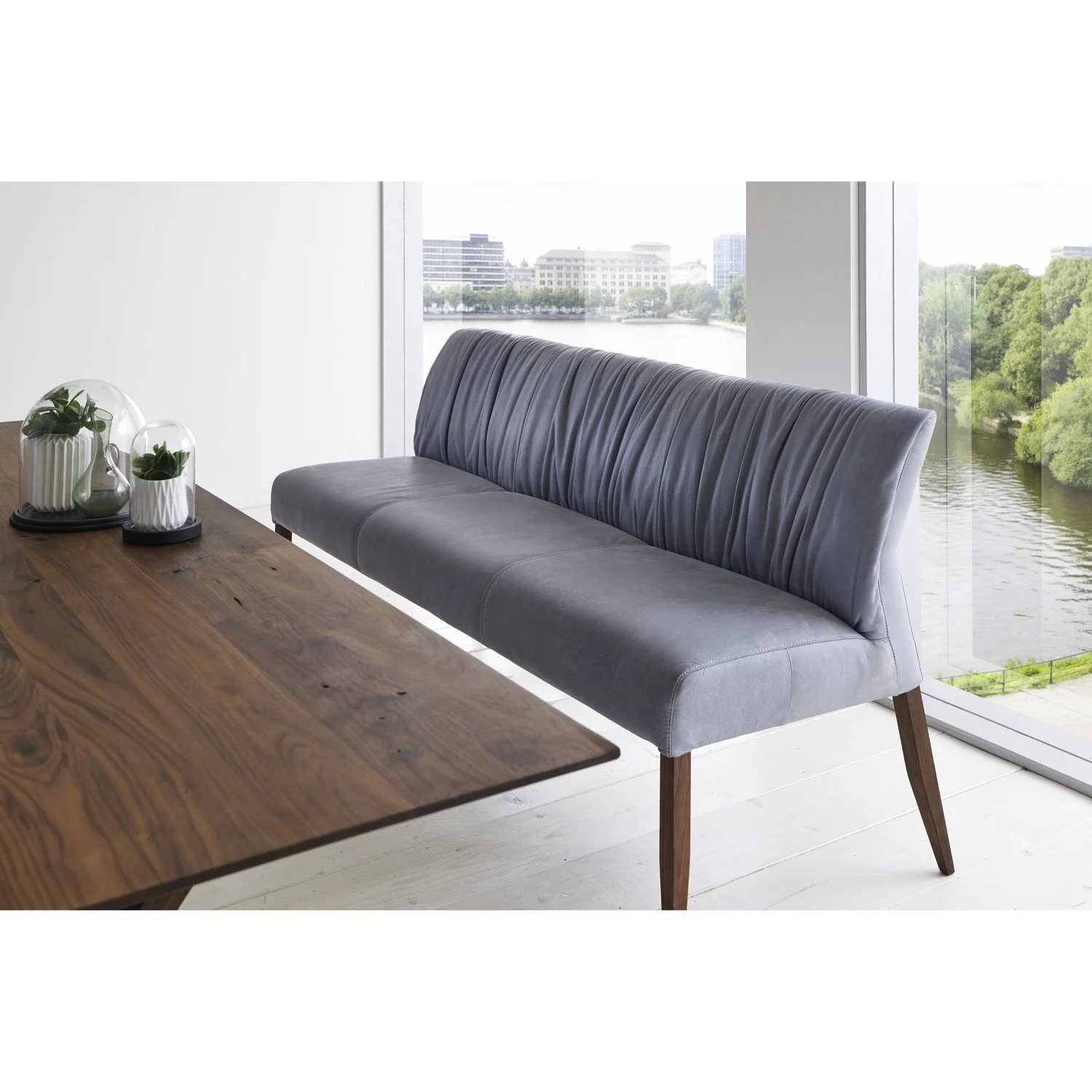 Nouvion-Gruppe-112-Tisch-Nussbaum-M-Seatle-Bank-Stuhl.jpg
