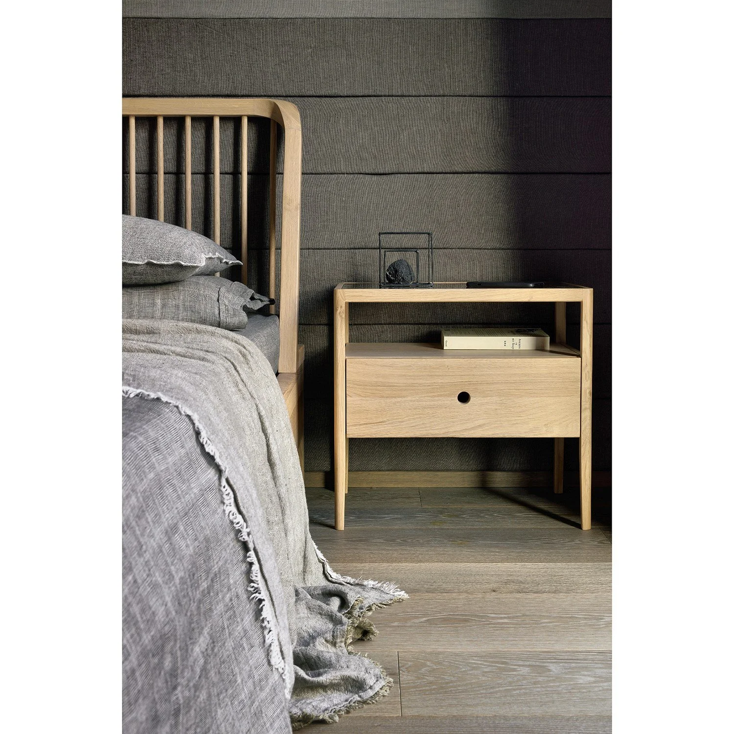 51247, 51245-Ethnicraft-Eiche Spindle-Bett und Nachttisch.jpg