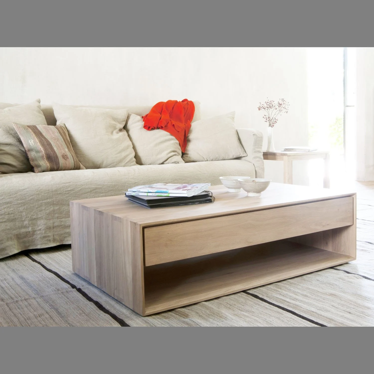 1051445-Ethnicraft-Eiche-Couchtisch-Nordic-1-Schublade-120x70x35_02.jpg