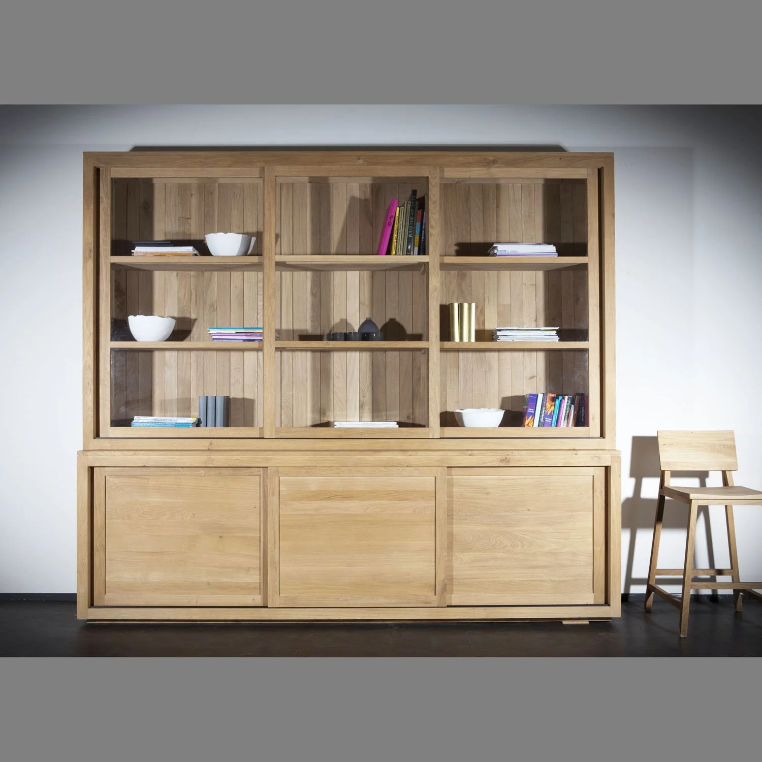 1051165-Ethnicraft-Eiche-Schrank-Sideboard-mit-Aufsatz-3-Glasschiebetüren-250x38x140_02.jpg